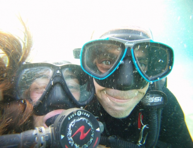 Instructores de buceo en accion